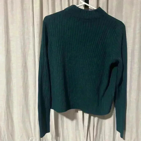 H&M Divided Green Ribbed Knit Long Sleeve Sweater, Size Medium Trendy & Cozy - Picture 2 of 11